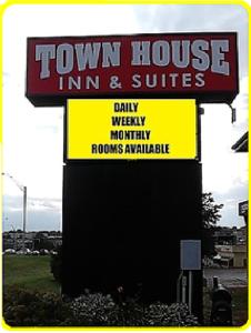 una señal para una posada y suites en una casa unifamiliar en Townhouse Inn & Suites Omaha, en Omaha