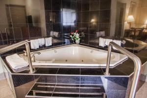 Ένα μπάνιο στο Motel 6 East Windsor, NJ Hightstown +36 φωτογραφίες