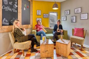 Гостиная зона в Stayokay Hostel Rotterdam