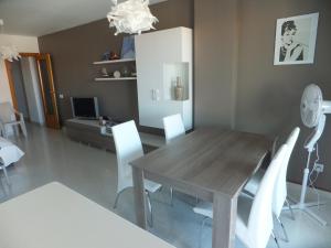 Telewizja i/lub zestaw kina domowego w obiekcie Appartement exceptionnel confortable bord de mer