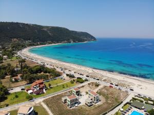 una vista aérea de la playa y del océano en Villa Ioli, en Lefkada