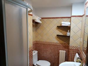 Koupelna v ubytování Apartamentos Casa Alcaire + 21 fotografií