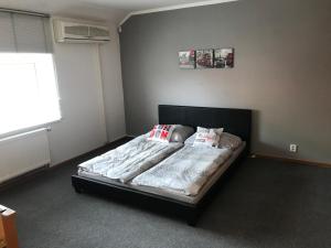 En eller flere senge i et værelse på 3-Bedroom apartment in Rajhrad, with kitchen, 2 bathrooms, parking