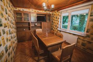 Dapur atau dapur kecil di Apartmaji Retro +7 gambar