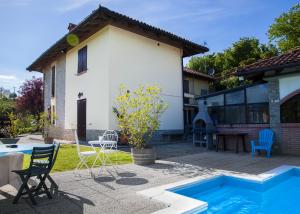 einen Hinterhof mit einem Pool und einem Haus in der Unterkunft La Lepre Danzante in Borgomale