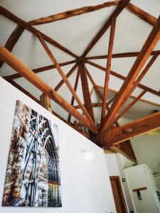 une peinture sur le plafond d'une pièce avec poutres en bois dans l'établissement The Round House at Boningale Manor, à Wolverhampton