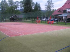Tenis a/nebo squash v ubytování Penzion Pstruh nebo okolí