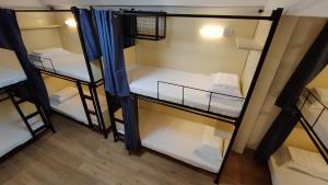 Katil atau katil-katil dalam bilik di Nomad's Hub - Best Value Co-living Hostel