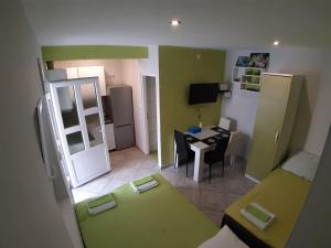 Kuchyňa alebo kuchynka v ubytovaní Studio apartman F&L + 15 fotografií