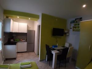 Kuchyňa alebo kuchynka v ubytovaní Studio apartman F&L