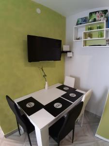 Televízia a/alebo spoločenská miestnosť v ubytovaní Studio apartman F&L