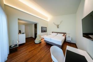 TV a/nebo společenská místnost v ubytování MotelplusHotel BiggeSeeFront + 37 fotografií