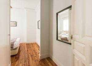 Koupelna v ubytování Apartamentos Alcalá + 37 fotografií