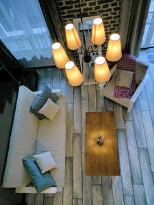 una vista aérea de una sala de estar con muebles y luces en Cozy Studios on Freedom Square en Tiflis