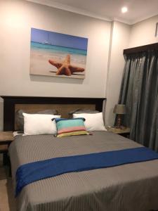 Ballito Bay Holiday Apartment tesisinde bir odada yatak veya yataklar