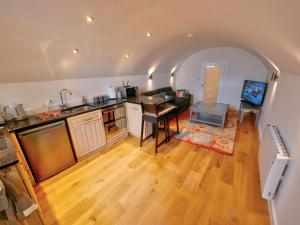 cocina abierta y comedor con mesa en Pell Dell Apartment en Holmfirth