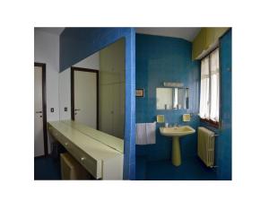 baño con bañera grande y lavamanos en Villa Cristina, en Vezzo