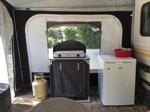 Kuchyň nebo kuchyňský kout v ubytování Camping Le Canoë