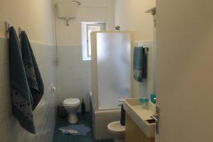 La salle de bains est pourvue d'une douche, de toilettes et d'un lavabo. dans l'établissement casa vacanza Due Elle - Casa Alice, à Trieste