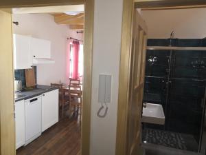 Kuchyňa alebo kuchynka v ubytovaní Apartmány Verunka