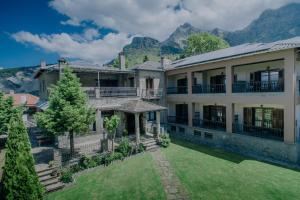 KatarráktisEtheres Tzoumerkon Mountain Resort的以群山为背景的房屋鸟瞰图