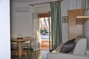 a living room with a couch and a table at Taormina Mare Appartamento 300 Metri dal Mare in Giardini Naxos