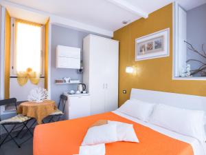 a hotel room with a bed and a desk at I Coralli rooms & apartments in Monterosso al Mare