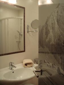 Koupelna v ubytování Hotel Sporthof + 37 fotografií