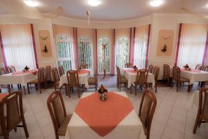 Restaurace v ubytování Boglárka Panzió - Étterem