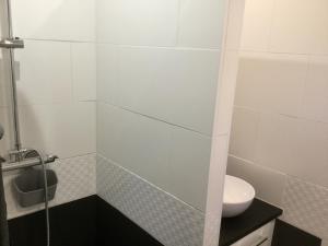 Vallet的住宿－Ouche de Gravoire Gîte，白色的浴室设有水槽和卫生间。