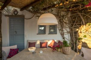 comedor con mesa y lámpara colgante en Elayio Houses, en Kardhianí