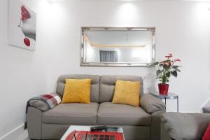 een woonkamer met een bank en een spiegel bij Burton House in Leeds