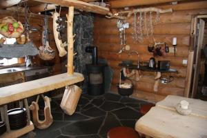 uma cozinha num chalé de madeira com uma mesa e utensílios em Engholm Husky Design Lodge em Karasjok