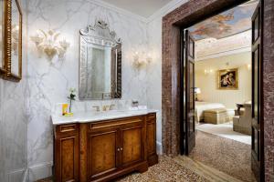 Koupelna v ubytování Hotel Danieli, Venice + 32 fotografií