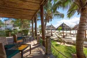 ośrodek z widokiem na plażę i palmy w obiekcie AHG Waridi Beach Resort & SPA w mieście Pwani Mchangani