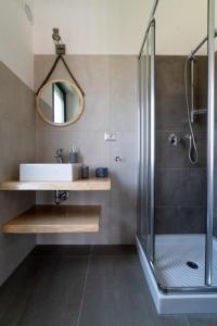 y baño con lavabo y ducha. en Italian Piston House Sport Moto Rent, en Millesimo