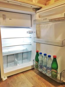 un frigorifero aperto con bottiglie d'acqua di Apartmani 23 a Novi Pazar