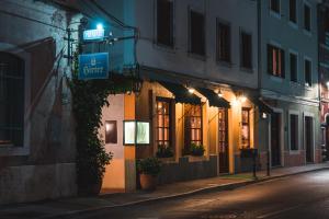 皮兰普瑞马里公寓的夜间建筑物一侧的街道标志