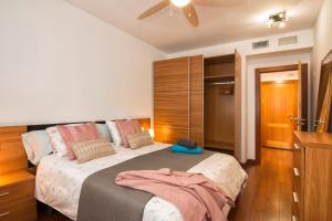 a bedroom with a large bed in a room at Apartamento Fórum-Ciencias con Piscina, Gym & Parking in Granada +43 photos