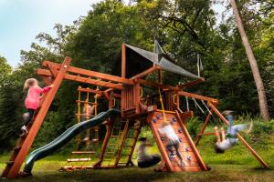 Eine Gruppe Kinder spielt auf einem Spielplatz in der Unterkunft Hunter Vip in Reghin
