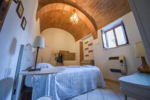 a room with a bed with a table in it at Il Sogno di Annalisa in Famiglia in Volterra
