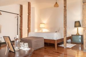 Una habitación de hotel con una cama y un televisor. en Independente Príncipe Real, en Lisboa 37 fotos más