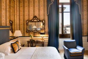Helvetia&Bristol Firenze – Starhotels Collezione tesisinde bir odada yatak veya yataklar