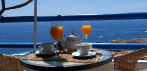 プラヤ・パライソにあるAdeje300, Playa Paraísoのテーブル(カップ2杯、オレンジジュース2杯付)