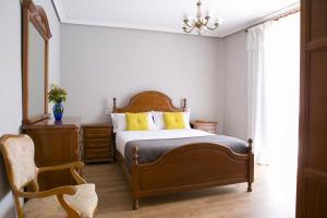 A bed or beds in a room at Casa Borlas