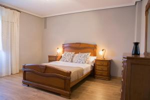 A bed or beds in a room at Casa Borlas Még 16 kép