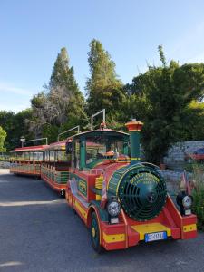 un pequeño tren está estacionado en un estacionamiento en Tigullio Camping & Resort, en Sestri Levante