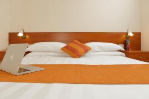 Postel nebo postele na pokoji v ubytování Hotel Michelangelo