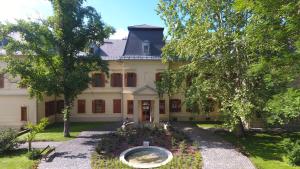 Ogród w obiekcie Főnix Wellness Resort