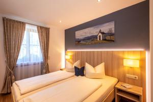 um quarto de hotel com uma cama e uma janela em Aparthotel Werdenfels em Murnau am Staffelsee